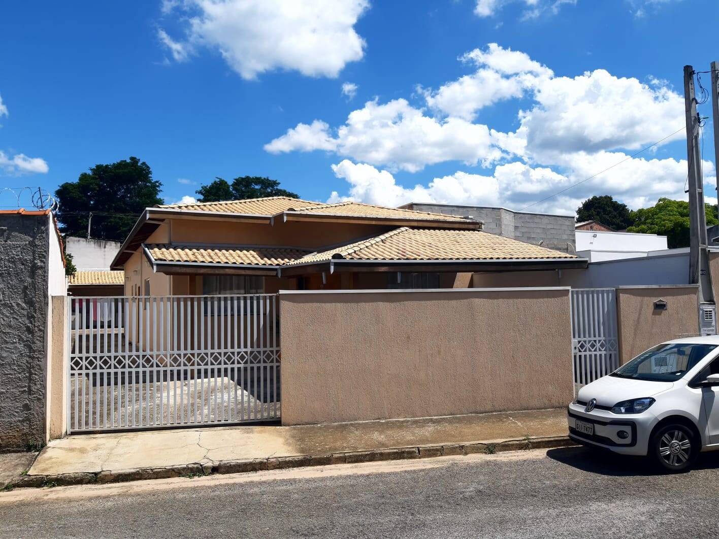 Casa à venda com 3 quartos, 200m² - Foto 1